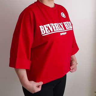 نمای کنار تیشرت زنانه نخ پنبه باکسی Beverly Hills رنگ قرمز